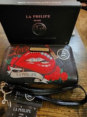 La PHILIPE red LIP WALLET WRSTLET. NWT WITH BOX
